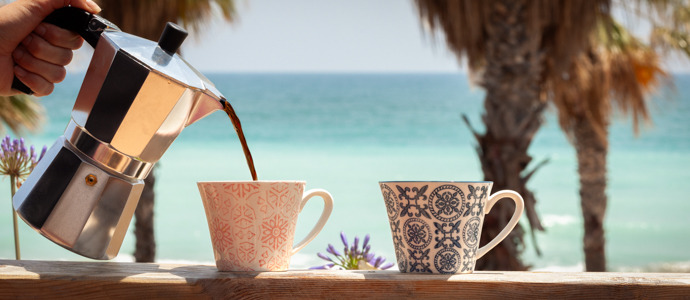 Commence bien la journée, tasse à la main avec Ofelia
